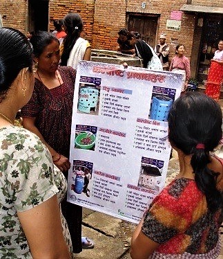 A volunteer explains composting options in Siddhipur. Source: ENPHO (n.y.), Sapc. Pradhan