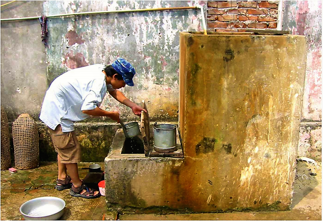 Household sand filter operated by a family in the red river delta. Source: LUZI et al. (2004) 