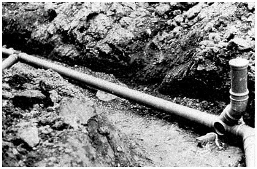 A typical cleanout, also called flushingpoint (right) and a junction without a cleanout (left). Source: MARA (2001) 