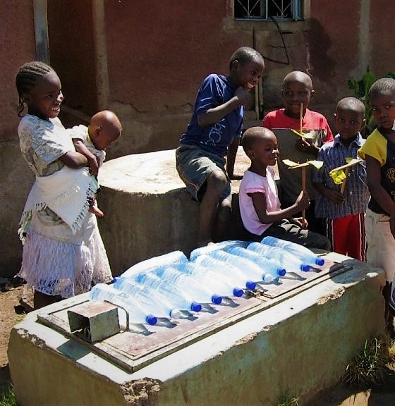 Children using SODIS in Nyalenda, a slum suburb of Kenya's third largest city Kisumu Source: Meierhofer (EAWAG/SANDEC)