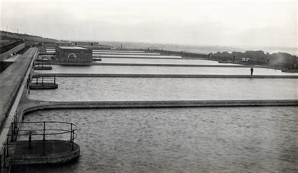 Large-scale slow sand filtering operation. Portsmouth 1927. Source: PORTSMOUTH WATER (n.y.)