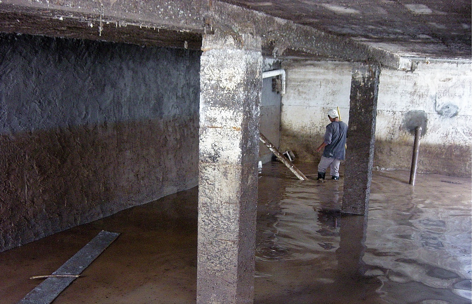 Tareas de mantenimiento en interior de tanque séptico