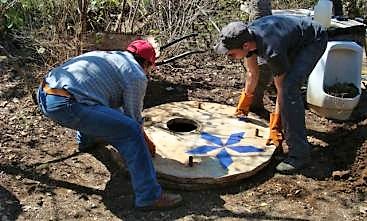 The slab can easily be moved by two persons. Work gloves avoid injuries and infections. Source: B. STAUFFER (2010)