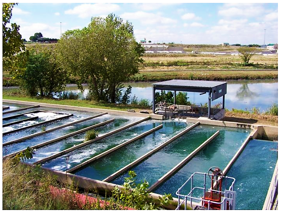 Chlorine contact tanks. Source: STREHLAU (2010)