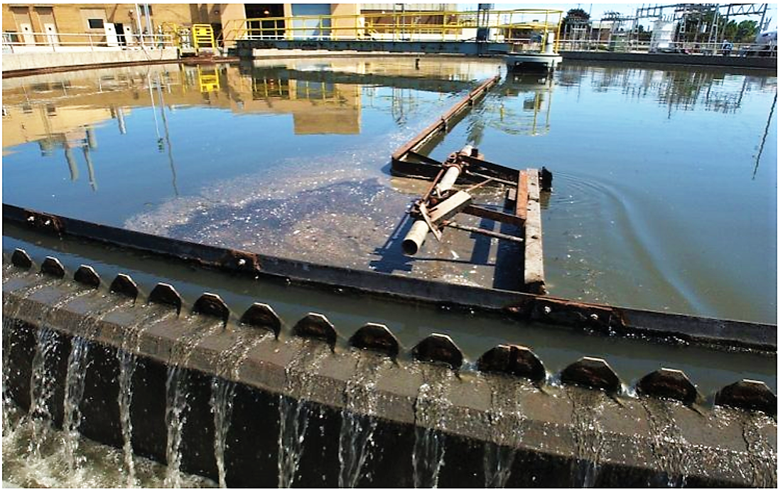 Primary settling tank with automatic skimmer. Source: UNKNOWN (n.y.)